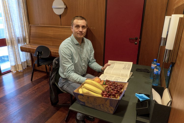 Dirigent Vasily Petrenko forbereder seg til konsert.